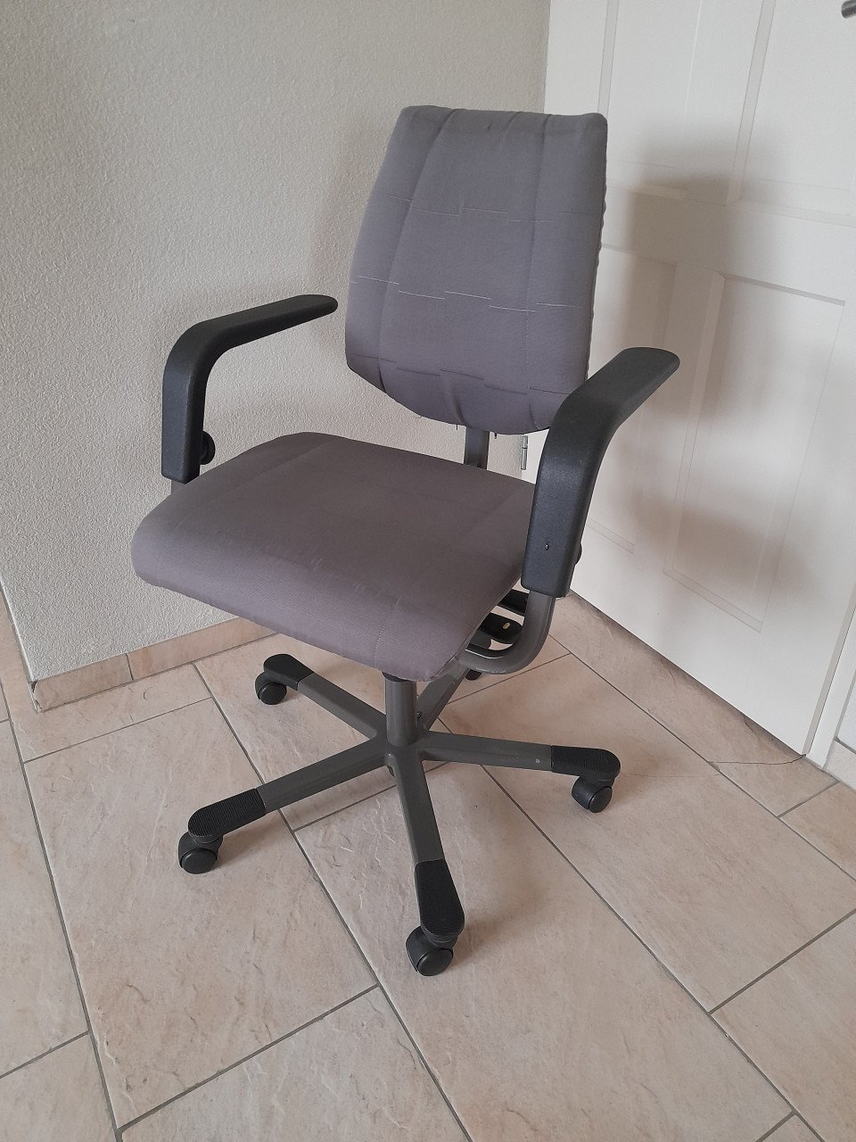 Stevige Bureau stoel  verstelbaar (in goede nette staat )
