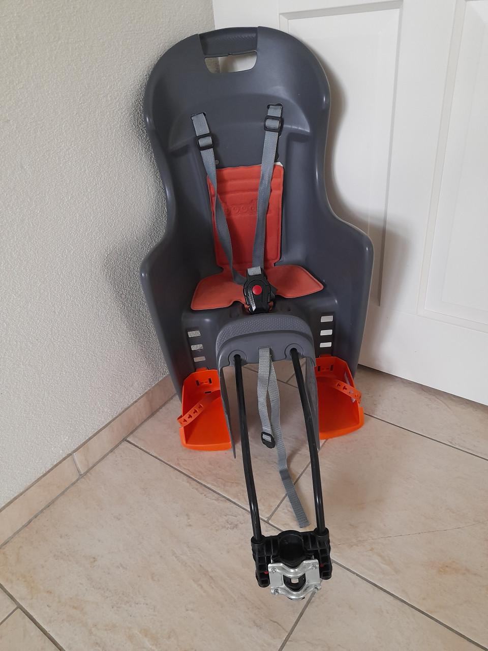 Fiets stoeltje voor achterop met bevestiging ( in goede staat )