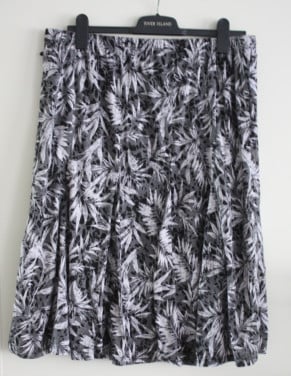 Rok met bladeren print  maat 46