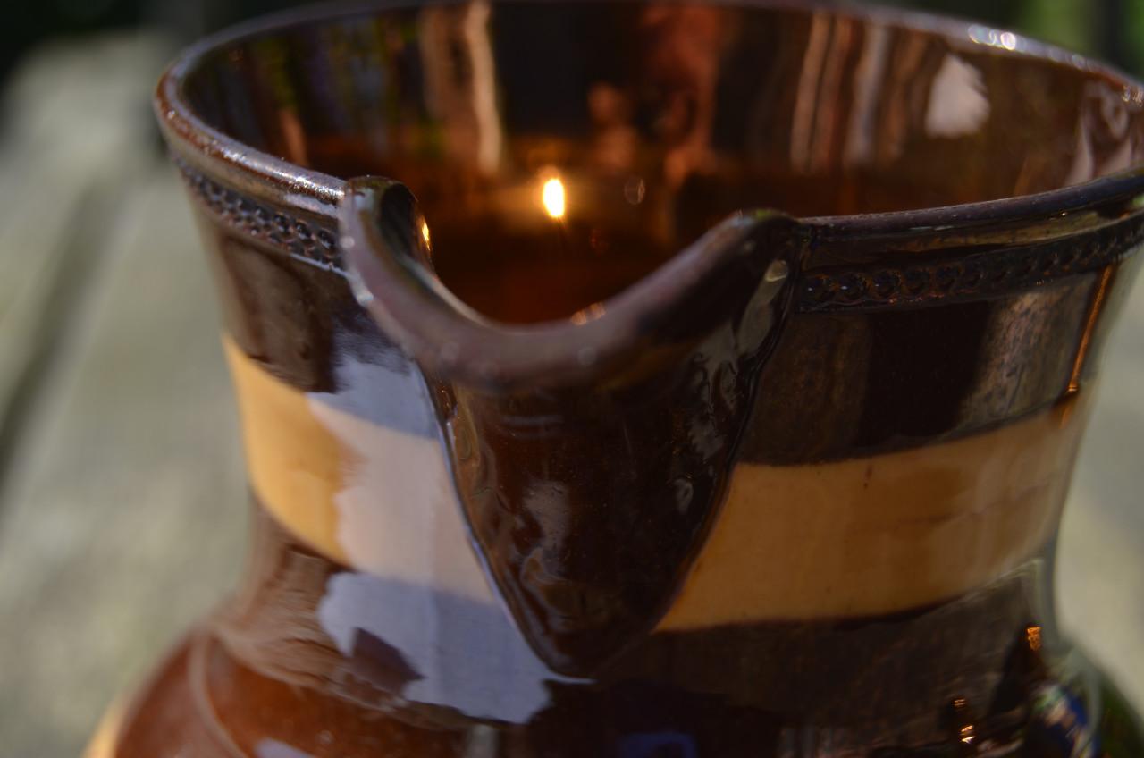 Goudsteen melk/waterkan Staffordshire ca. 1850