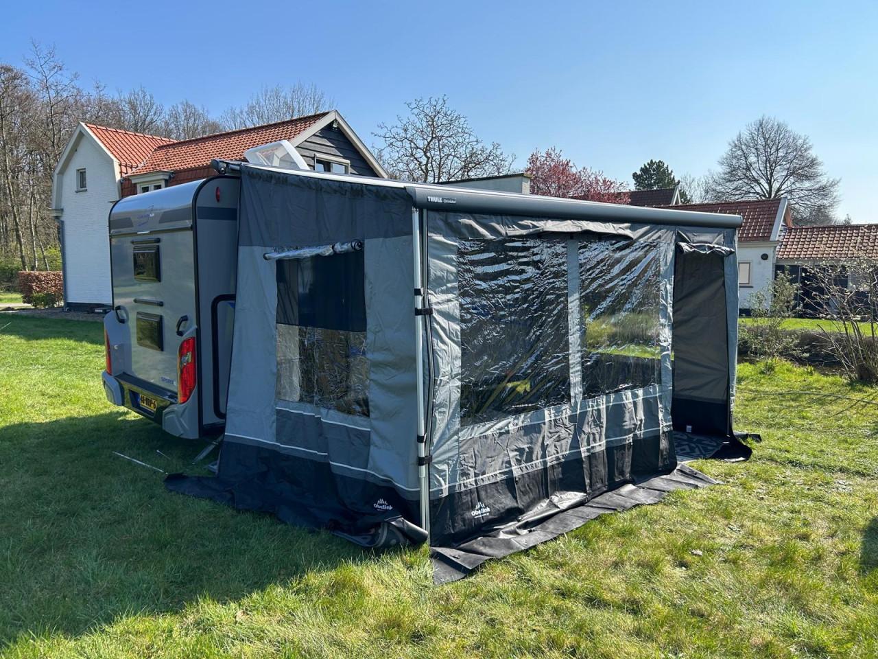 Zwarte Thule Omnistor 6300 luifel 4.00m x 2.50m inclusief nieuwe zijwanden