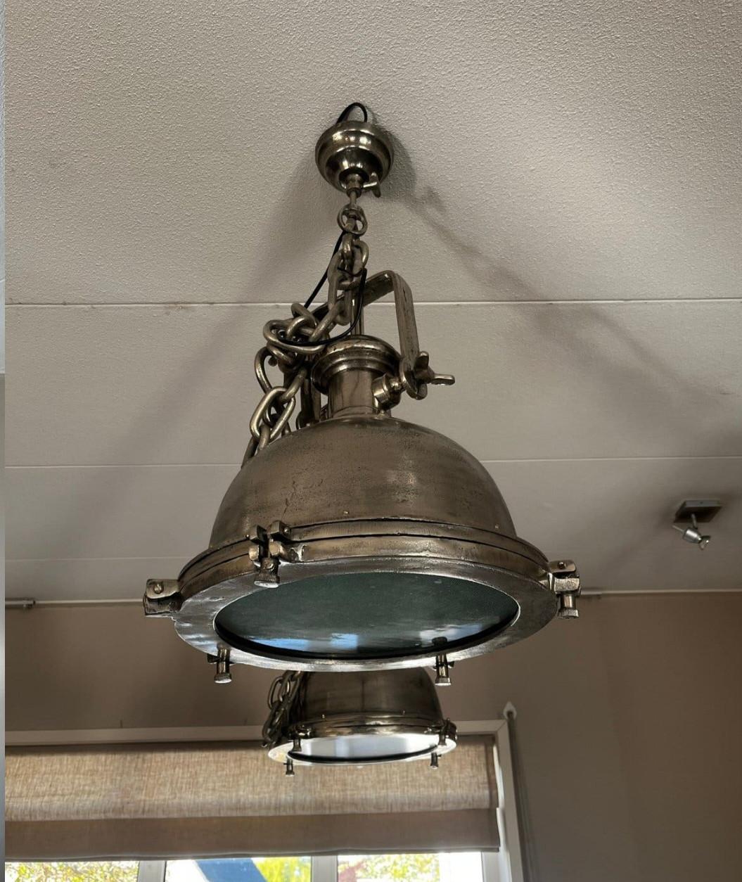 2 industriële PTMD hanglampen