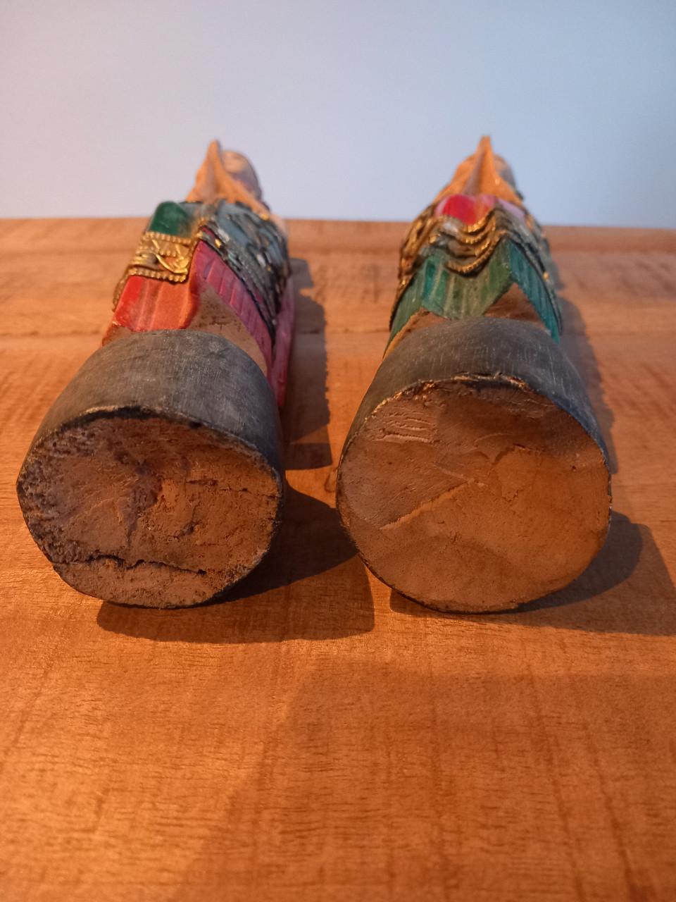 2 hout gesneden beeldjes