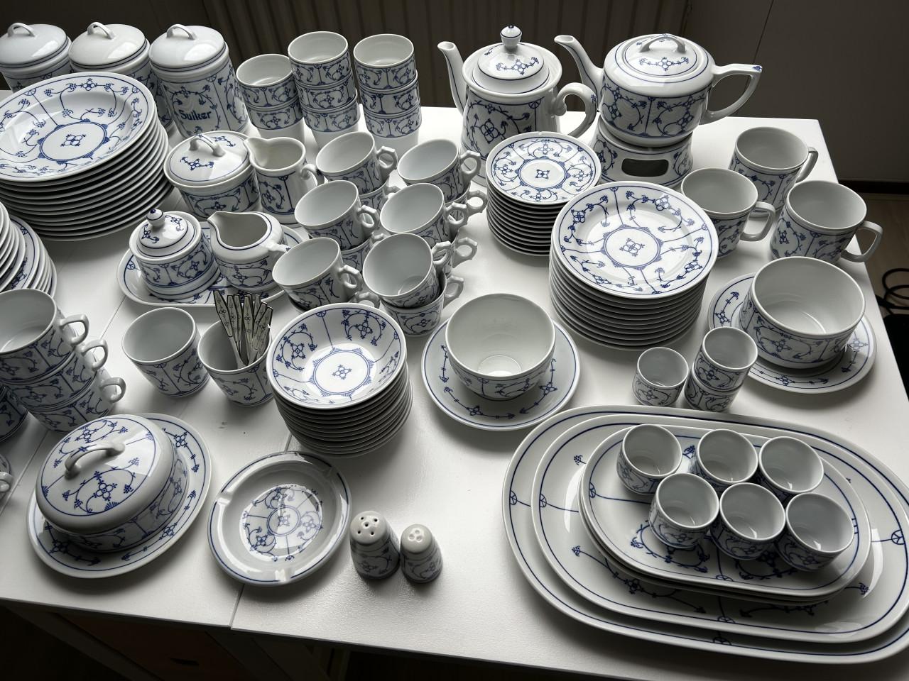 Heel veel......Blau-Saks Jäger servies. Porselein