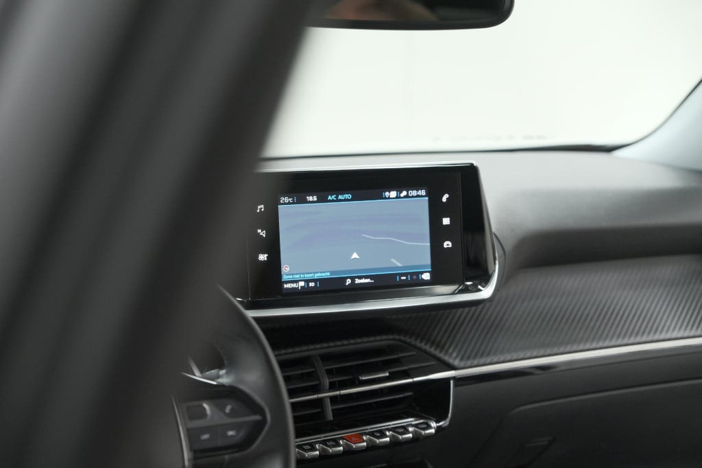 Peugeot 2008 puretech 130 eat8 allure | parkeersensoren | navigatie | apple