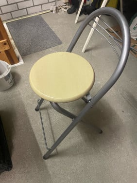 2 hoge tafelkrukken/ inklapbare stoeltjes