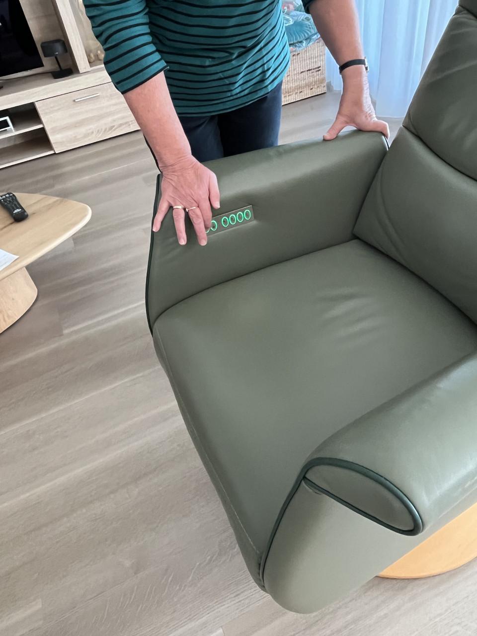 Te koop: twee leren Prominent Relax en Sta-op stoelen Wilson. Ook per stuk