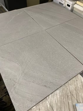 Partij vloer  wand tegels grijs , beton look .