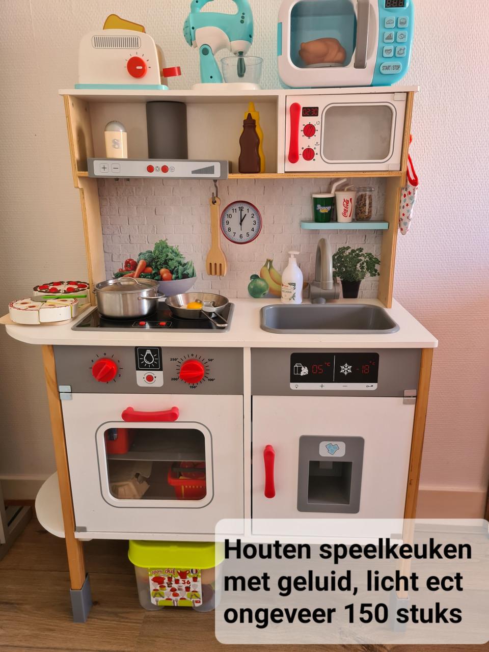 Houten speel keuken met geluiden , licht en ongeveer 150 accessoires