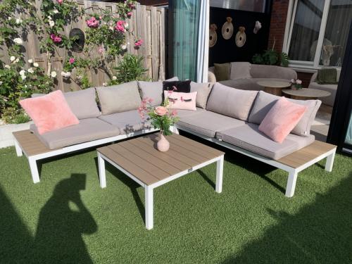 Loungeset wit Alminium, met kussens en tafel