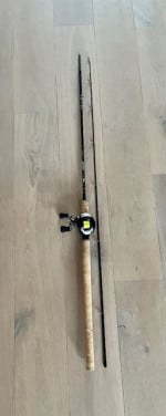 Hengel en reel voor het vissen op snoek