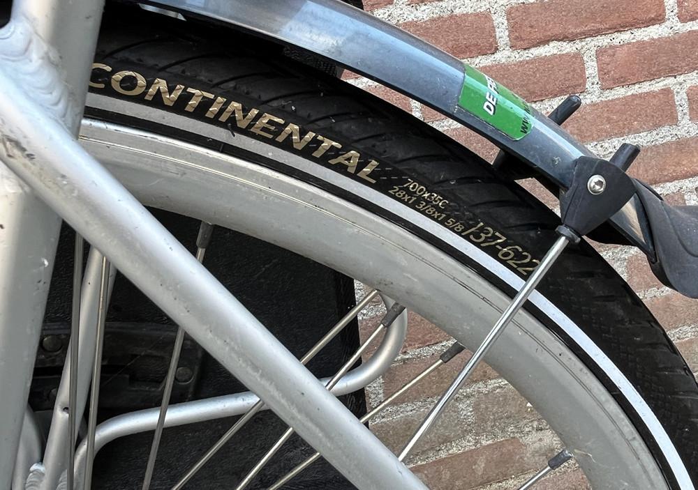 Nette lichtgewicht damesfiets Montego met fietstassen