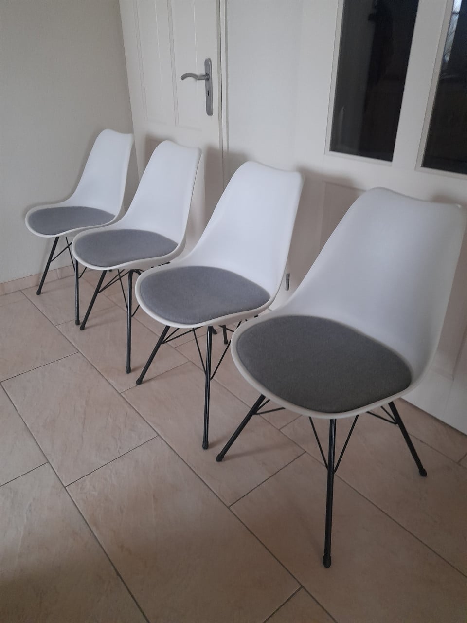 4 Prachtige stoelen (in goede nette staat )  geen vlekken, heel netjes!