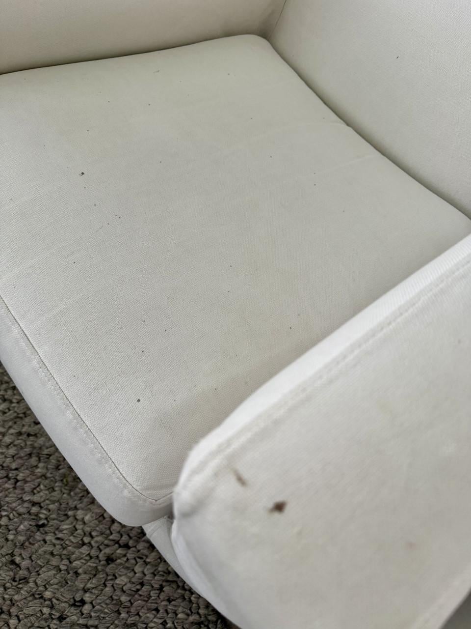 Twee witte SOHO Company fauteuils