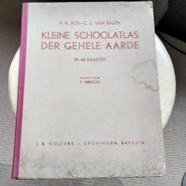 Kleine schoolatlas der gehele aarde.
