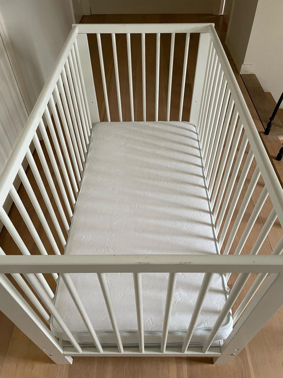 Babybedje met extra lage zijkant en matrasje