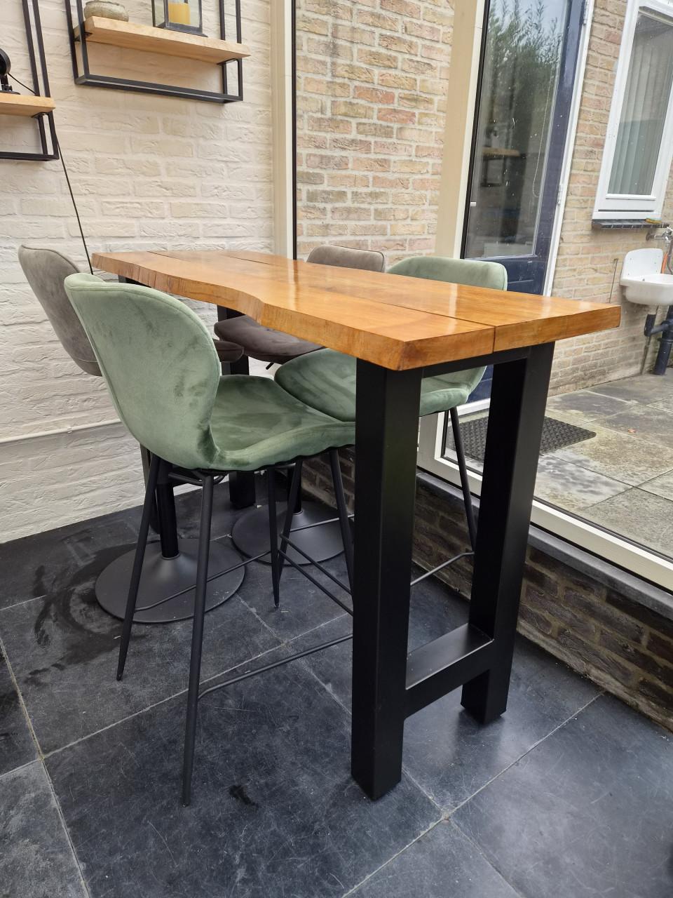 Bartafel met 4 krukken