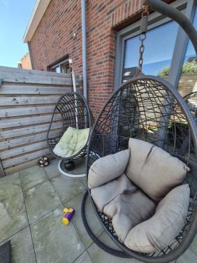 Twee gebruikte hangstoelen