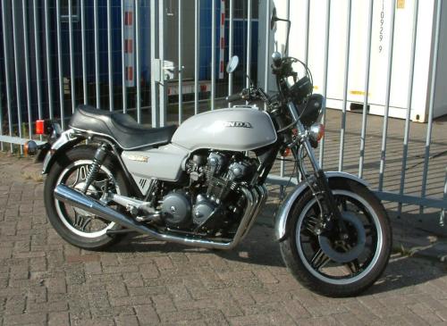 Klassieker  Honda 750  1981 met nieuwe uitlaat bochten en 2 dempers