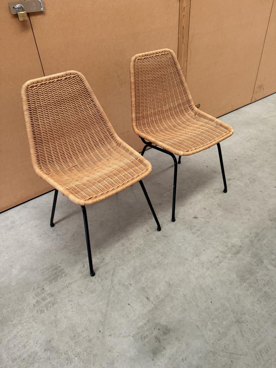 2 stoelen metalen frame met rieten zitting