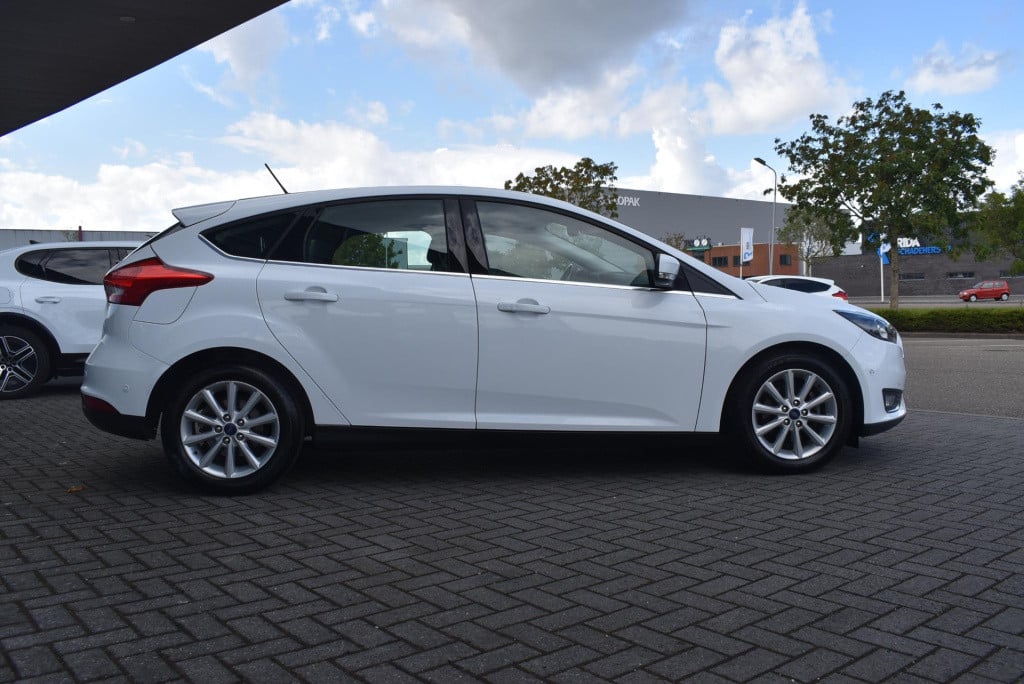 Ford Focus 1.0 titanium | cruise control | trekhaak | achteruitrijcamera | 