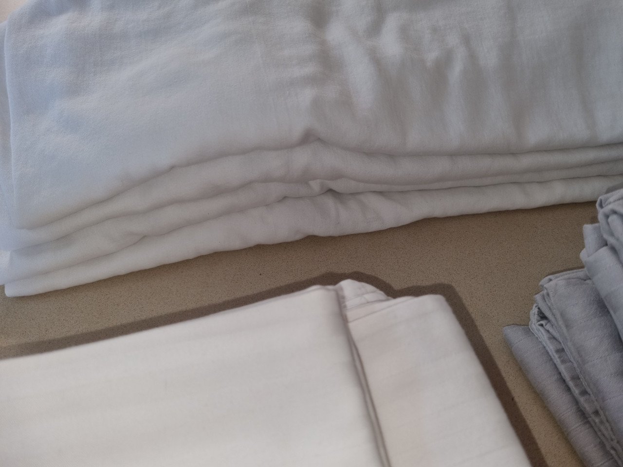 Boxspring bed 160x200 met hoofdbord + 2 hockers