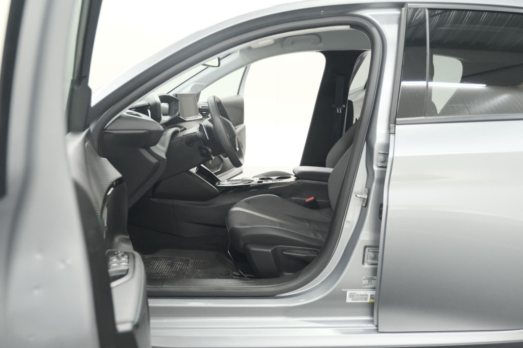 Peugeot 208 puretech 100 eat8 allure pack | camera | apple carplay | parkee