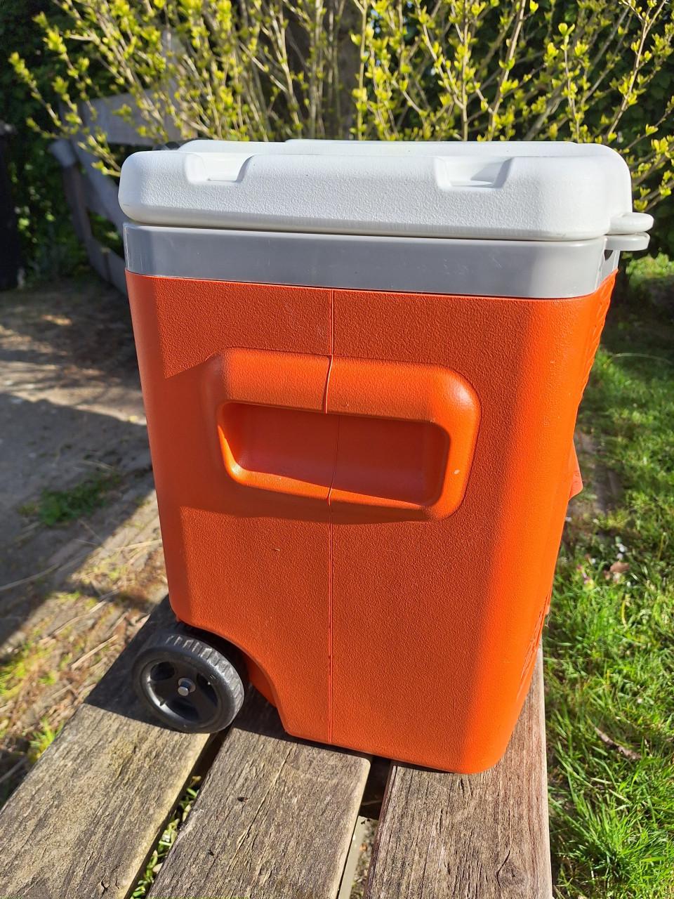 Zeer ruime, nog nieuwe Igloo koelbox.