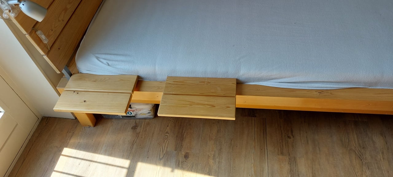 Houten bed met hoofbord