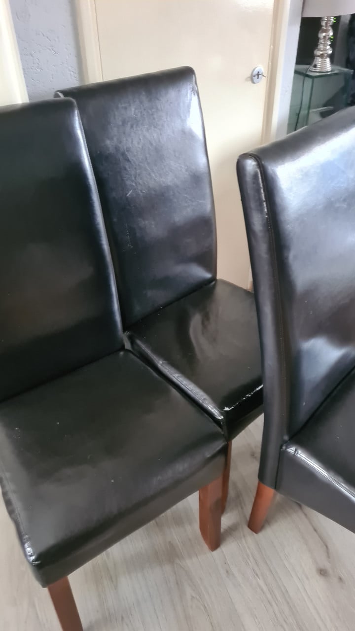 4X Eetstoelen gebruikt maar in goed staat-overkompleet