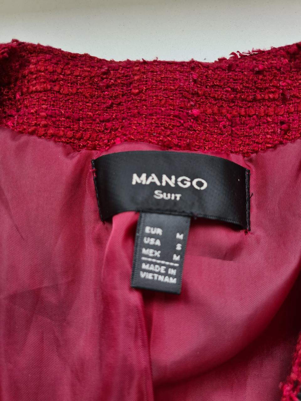 Stijlvol Mango tweed jasje in een opvallende rood-zwarte kleurencombinatie.
