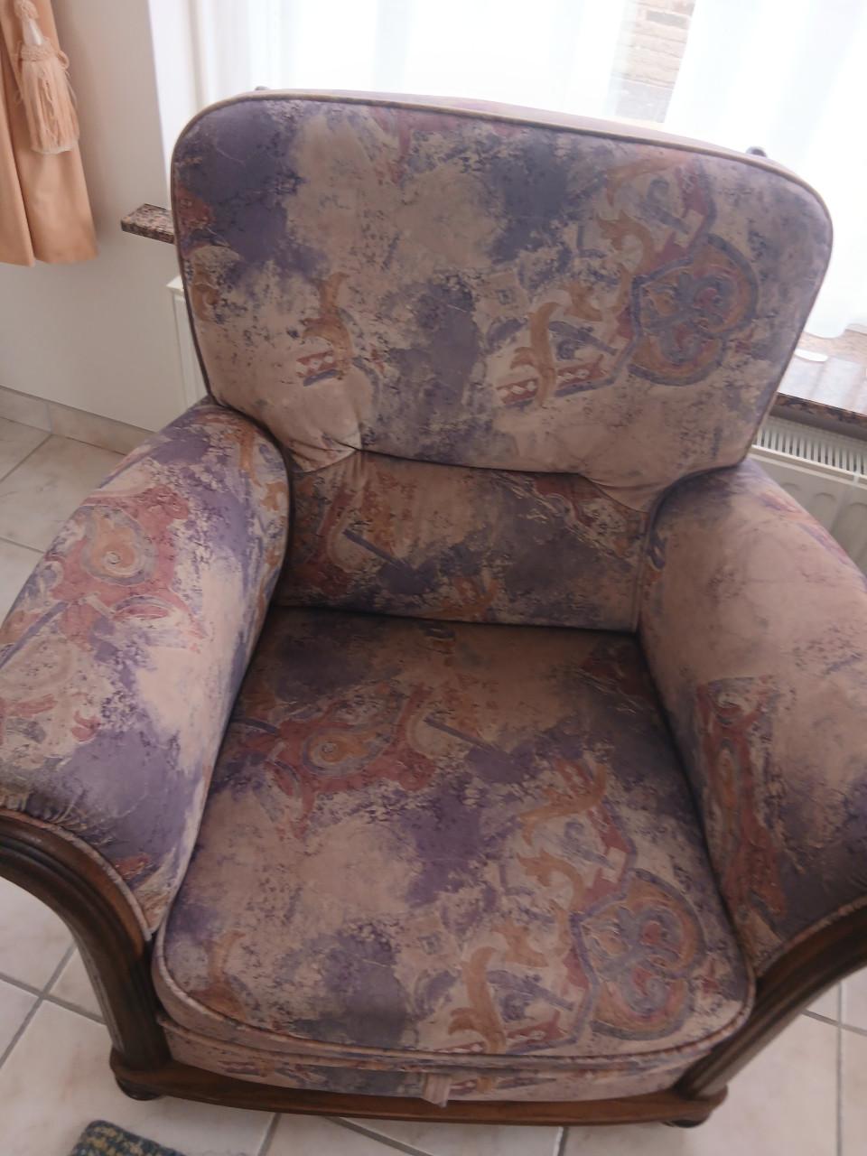 Gratis Bankstel, 3 fauteuils, salontafel, kastje en eventueel vloerkleed