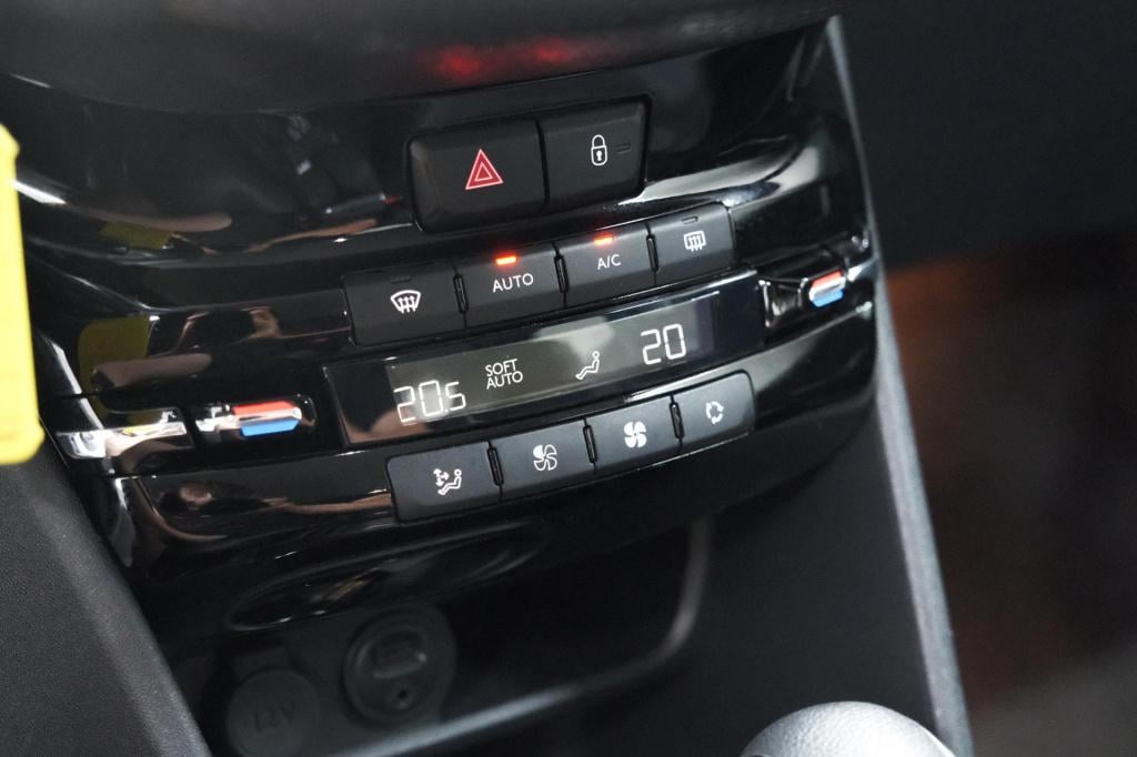 Peugeot 2008 puretech 110 eat6 allure | trekhaak | apple carplay | parkeers