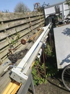 Knikarm zonnescherm 4,2 meter breed in kleur blauw.