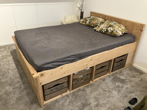 Steigerhouten bed