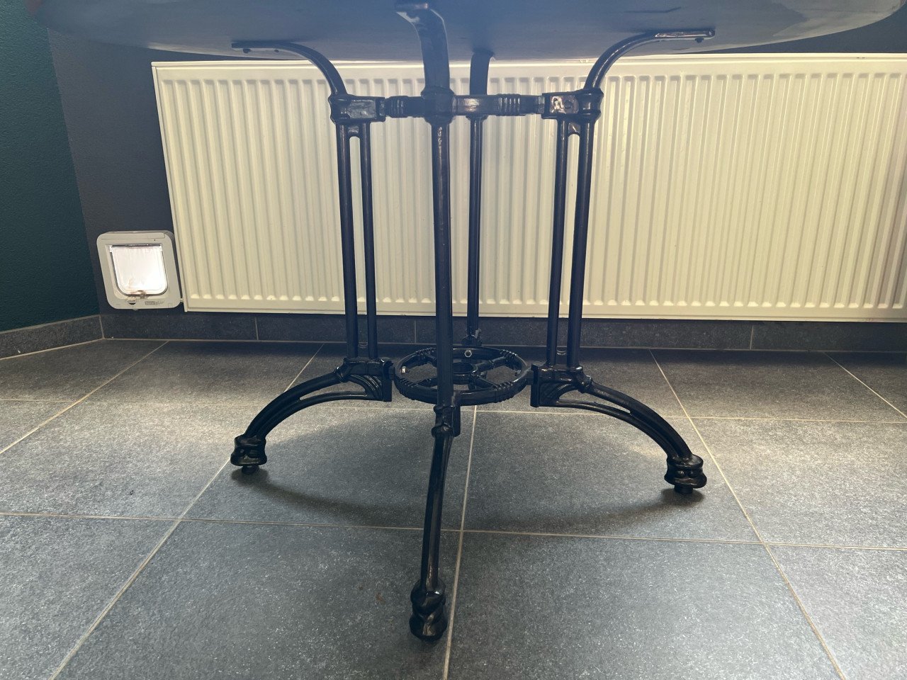 Te koop: ronde tafel met “roestverf”