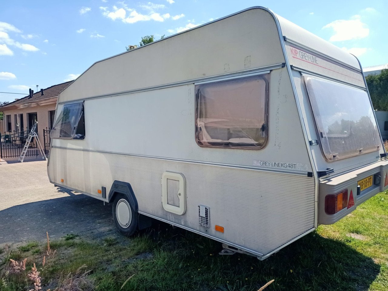 Gezinscaravan Kip 48T van 1990 met zonnepaneel
