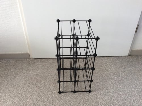 Wijnflesrekje voor minstens 8 flessen. Afmeting: 42x22x24 cm.