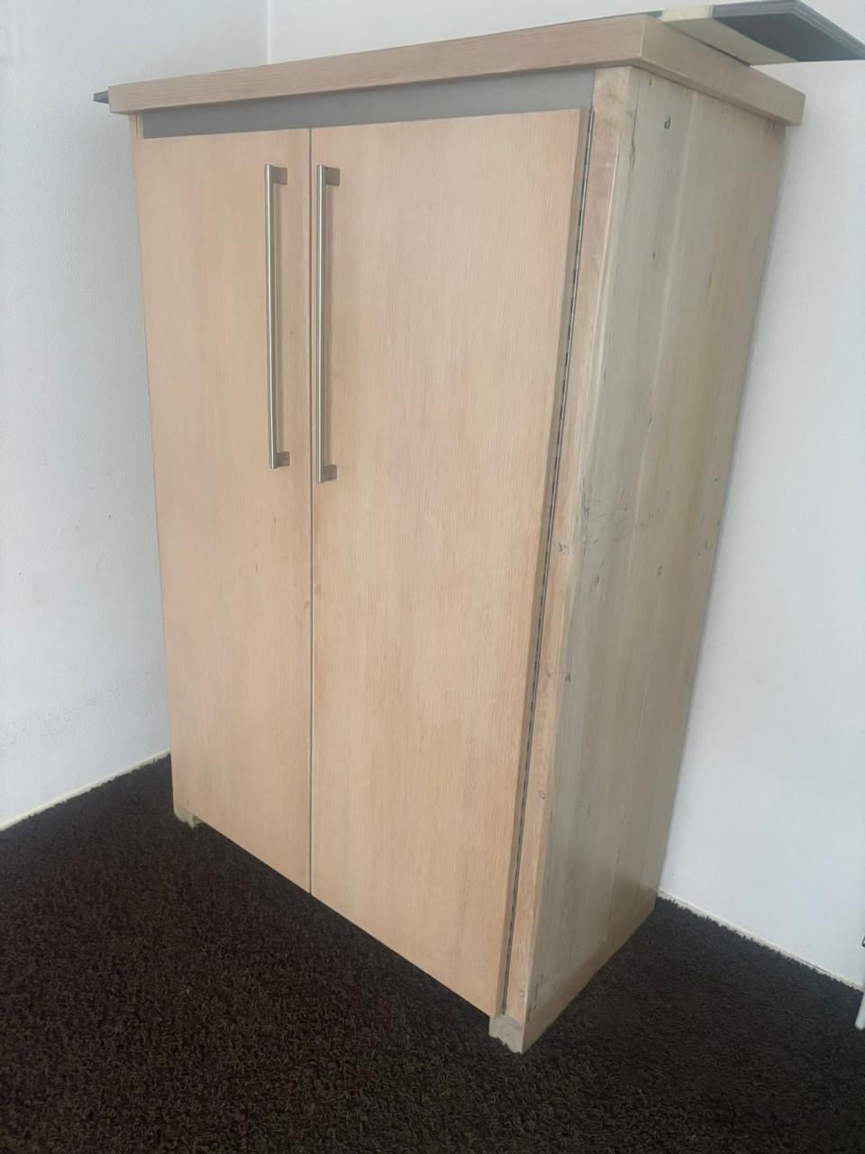 Massief eiken kastje in mooie staat