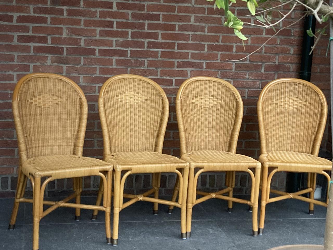 Rotan eetkamerstoelen 4  (12,50 euro per stuk)