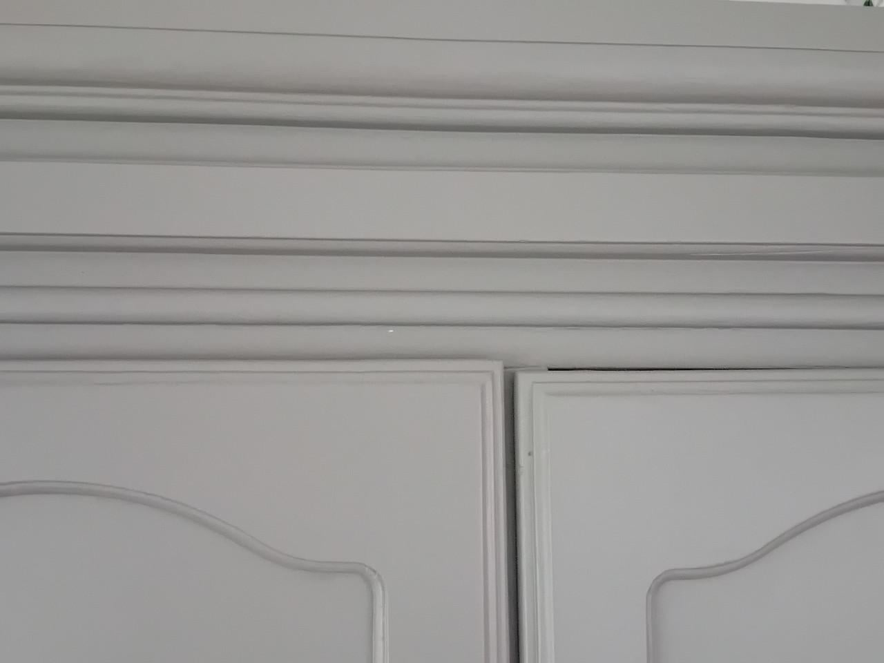 Grote grijze kledingkast met spiegels