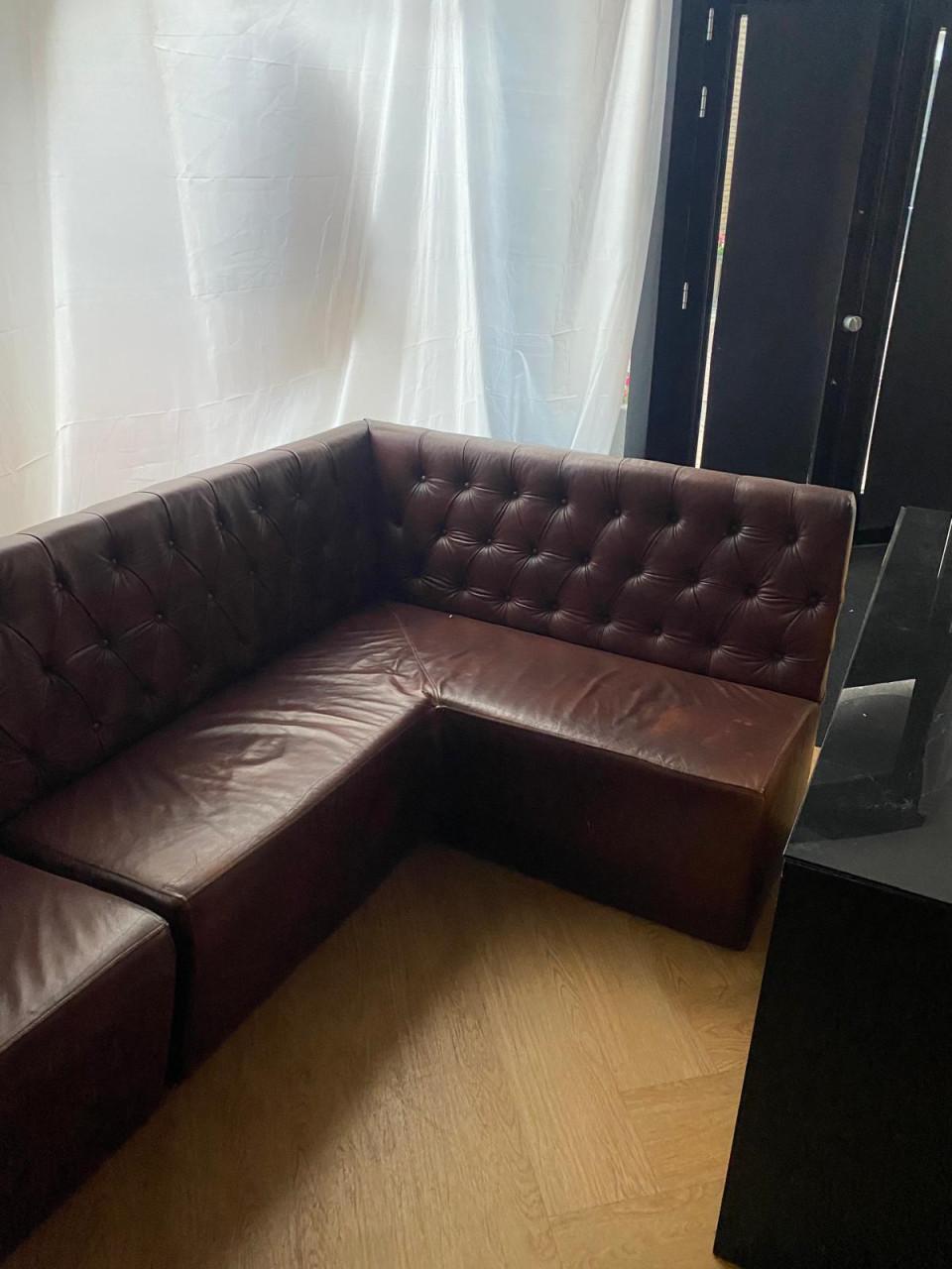 Luxe Chesterfield Horeca Hoekbanken – 8 sets beschikbaar