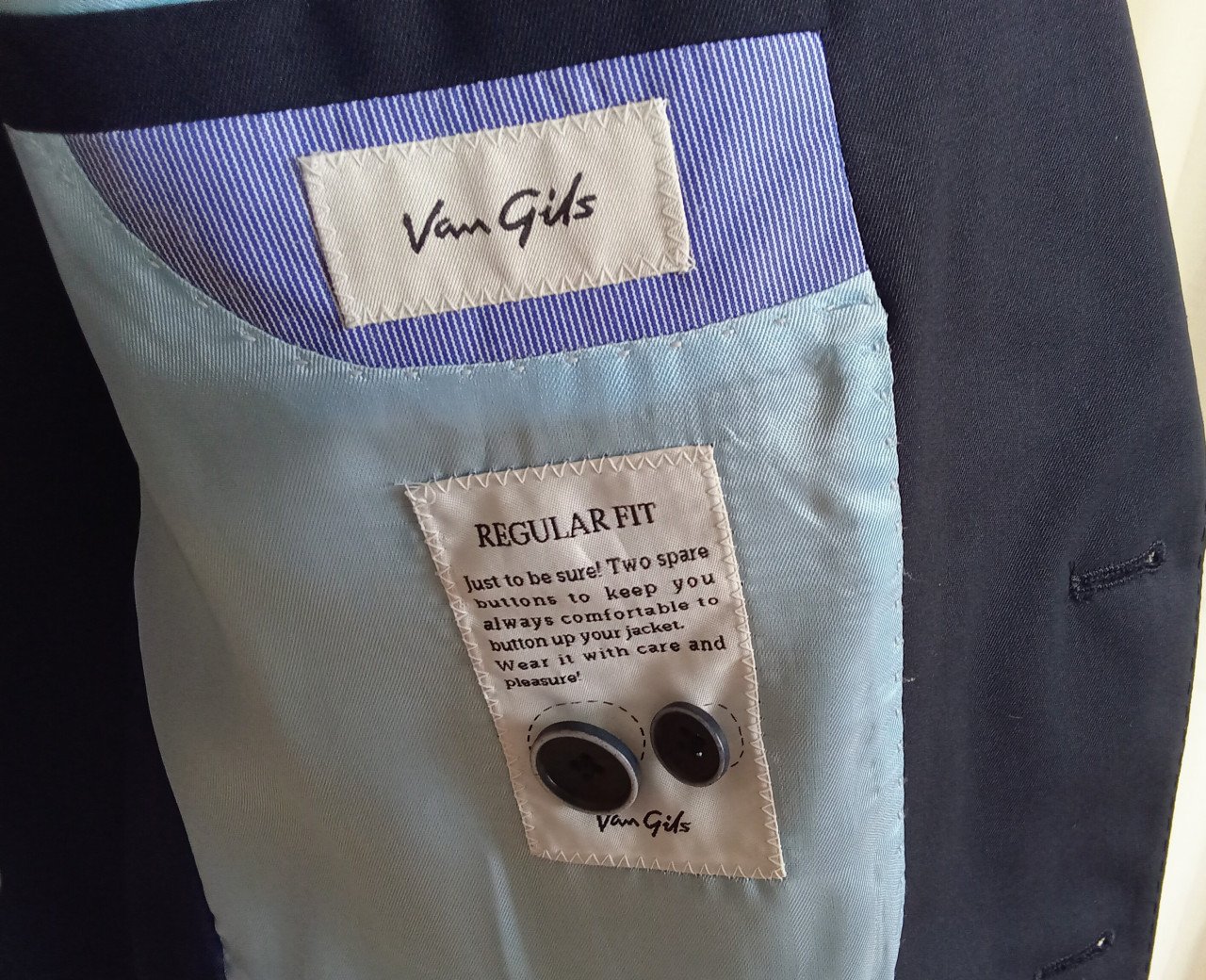 Prachtig blauw kostuum merk Van Gils