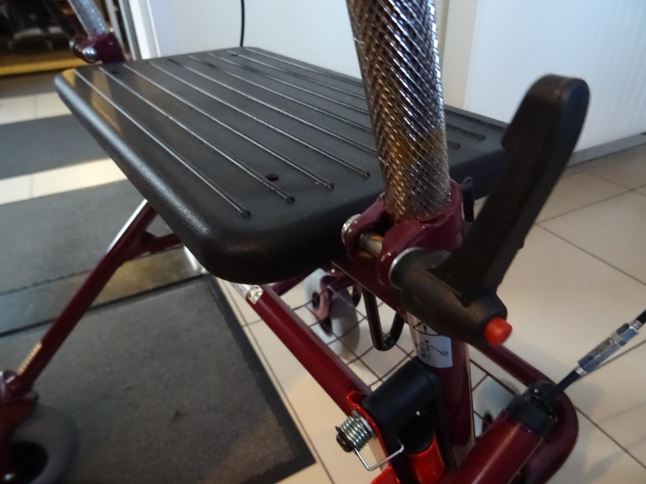 Te koop nog nieuwe opvouwbare rollator een paar keer gebruikt rubber banden