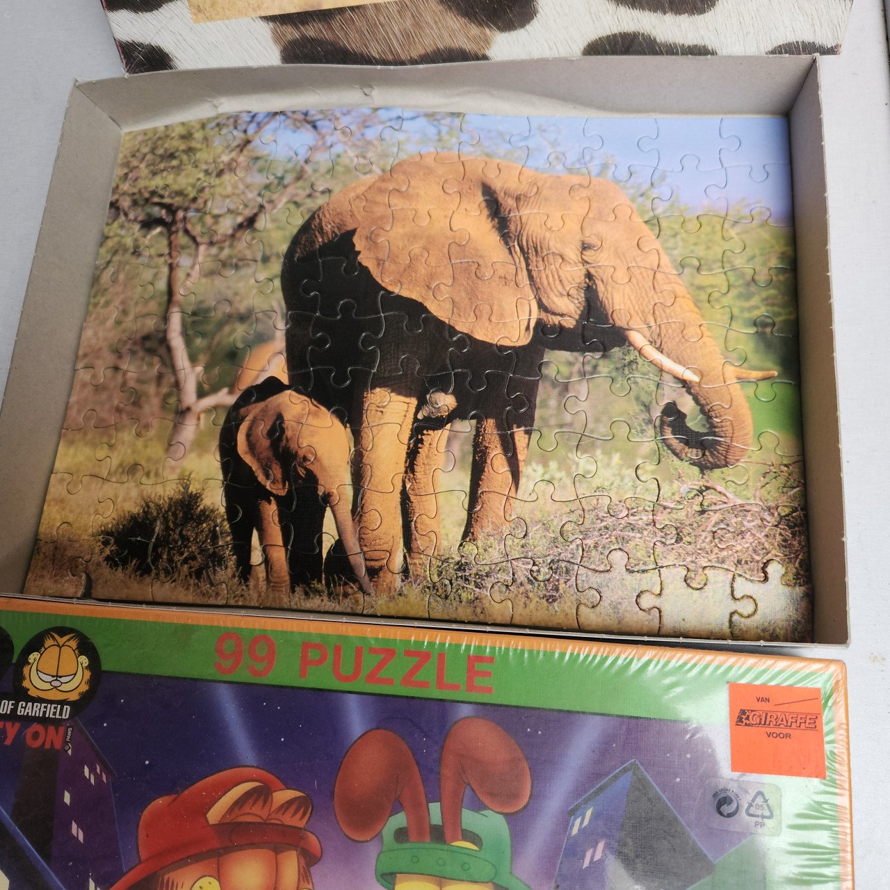 2 puzzels Garfield is nieuw en olifant