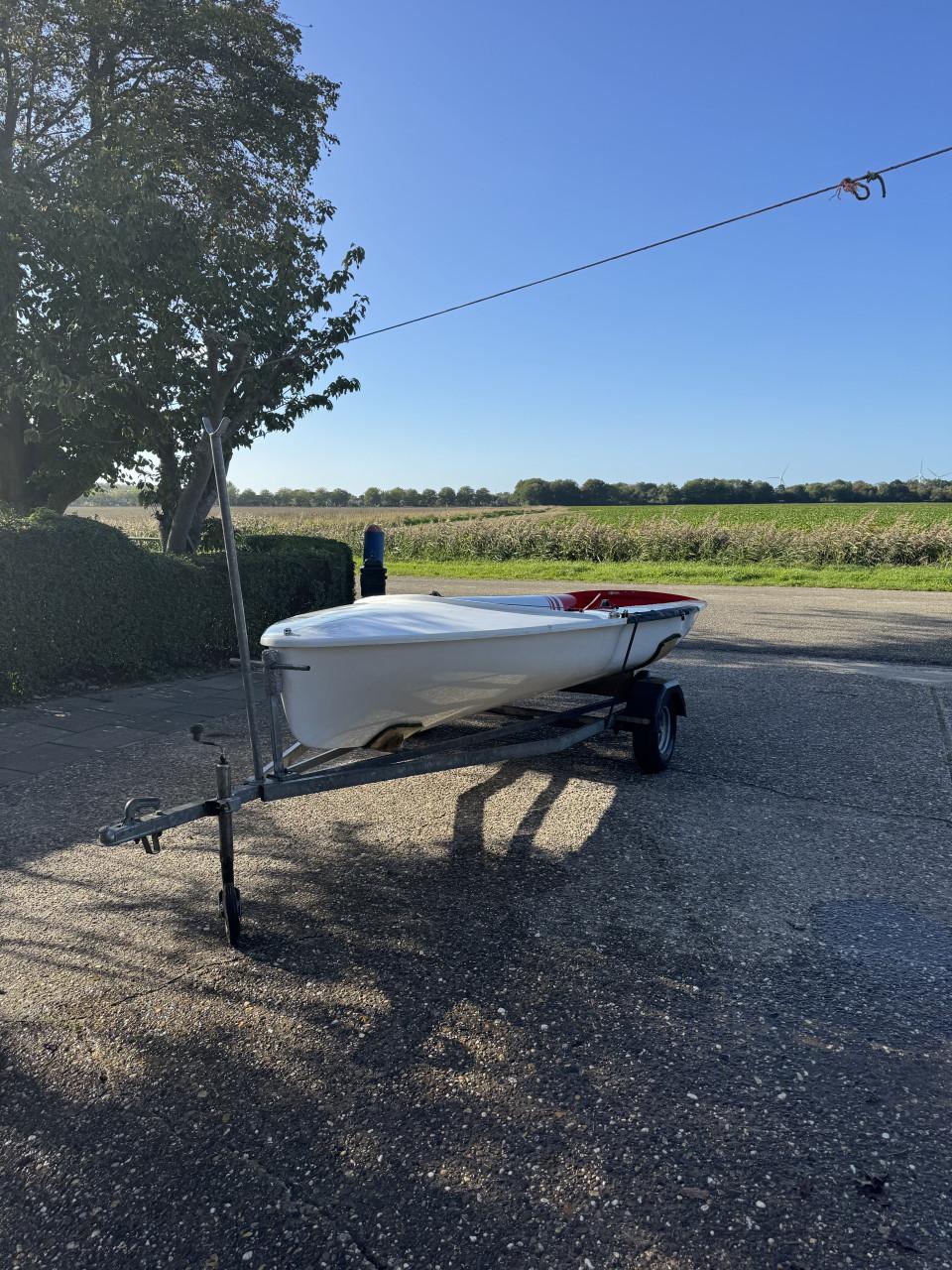 Zeilboot met trailer/strand trailer