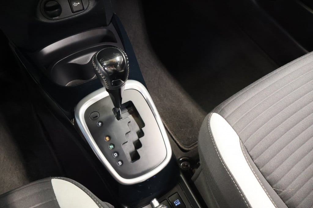 Toyota Yaris 1.5 hybrid dynamic bi-tone
