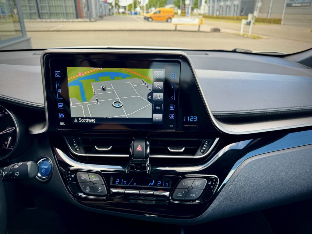 Toyota C-hr 1.8 hybrid bi-tone navi ecc cruise