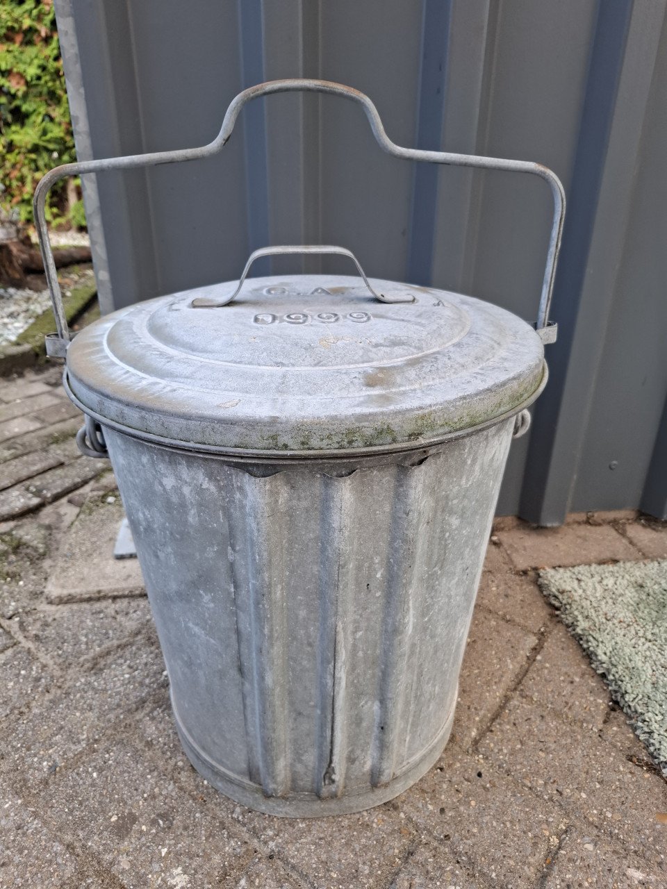 Zinken vuilnisbak