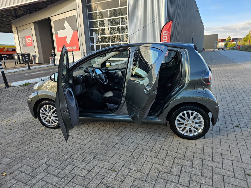 Toyota Aygo 1.0-12v aspir. green / nl auto / nap